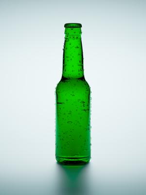 Botella de cerveza de vidrio verde