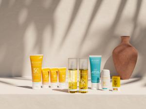 Modelado 3D y render fotorrealista de productos cosmeticos y escenario para campaña publicitaria.