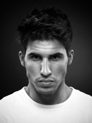 Retrato en blanco y negro de modelo masculino.