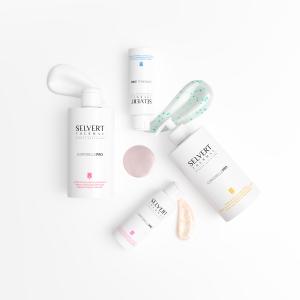 Modelado 3D y render fotorrealista de un bodegon de productos cosmeticos para campaña publicitaria.