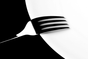Fotografia gastronómica. Tenedor sobre plato.